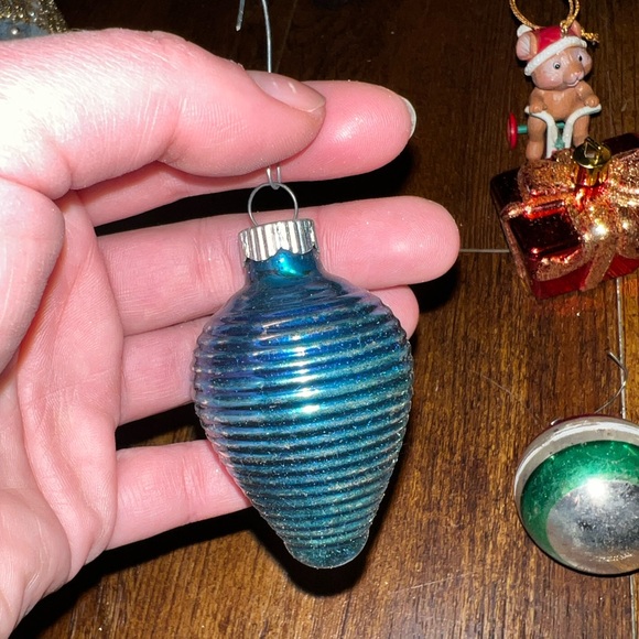 Vintage Set Of 7 Various Holiday Christmas Ornaments - Picture 6 of 16